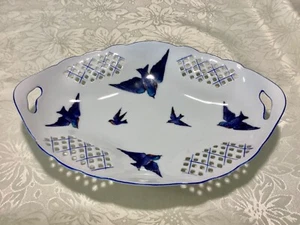 VICTORIA AUSTRIA HAND PAINTED BLUE BIRD PIERCED WEAVE PATTERN SERVING PLATE - Bild 1 von 7