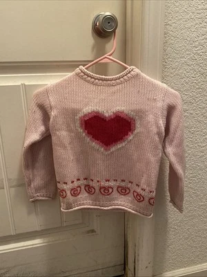 Suéter tejido rosa con corazón talla 4/5 Old Navy para niñas Foto 1 de 4