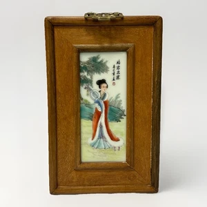 Chinesische handbemalte Porzellanfliese Plakette gerahmt Wandbild Dame mit Pipa - Bild 1 von 12
