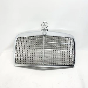 Mercedes Benz W114 W115 220 1972 rejilla de capó parrilla cromo emblema de capó AMG FABRICANTE DE EQUIPOS ORIGINALES - Imagen 1 de 14