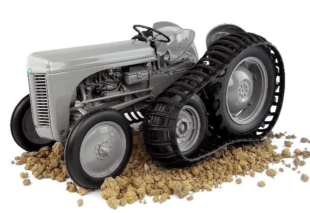 Universal Hobbies FERGUSON TEA 20 "HALF TRACK " 1:16 - Immagine 1 di 1