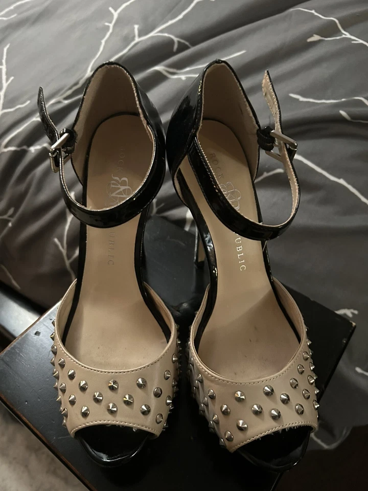 Zapatos de tacón de aguja Rock & Republic Kurt tostados tachonados de charol negro talla 8 1/2 Foto 1 de 4