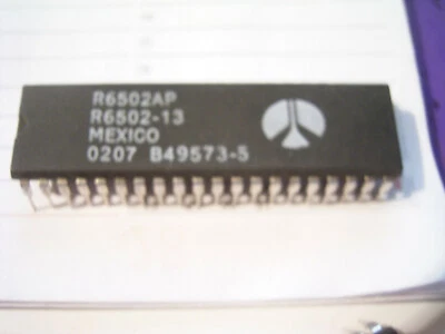 R 6502 P/AP CPU Chip für C64 Floppy 1541 neu - nicht ausgelötet nicht verbogen / - Bild 1 von 2
