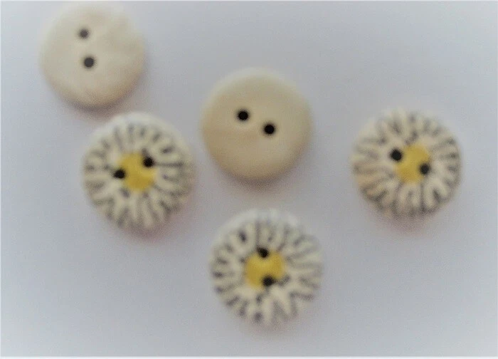 CRAFT-SEWING/KNITTING-BUTTONS 5 x  12mm Cream & Yellow Flower Design 2 Hole - Image 1 of 1