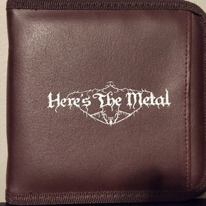 HERE'S THE METAL: 11 CD/DVD PORTADOR DE CREMALLERA; bolsillo exterior, exterior borgoña - Imagen 1 de 3