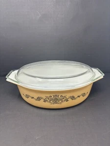 VINTAGE COLLECTIBLE PYREX PEACH/GOLD 2.5 QT. OVAL CASSEROLE WITH LID #045 USA - Picture 1 of 7