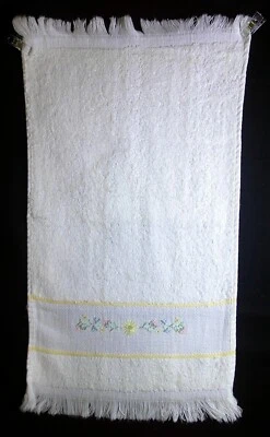 Juego de toallas de bebé punto de cruz hecho a mano (2) y babero (1) toallas blancas/babero blanco roto Foto 1 de 4