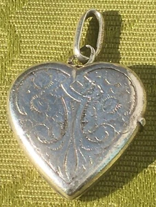 ANTIGUO MEDALLÓN COLGANTE FRANCÉS AÑOS 1910 ~ FORMA DE CORAZÓN ~ PLATA ESTERLINA ~ HECHO EN FRANCIA - Imagen 1 de 7
