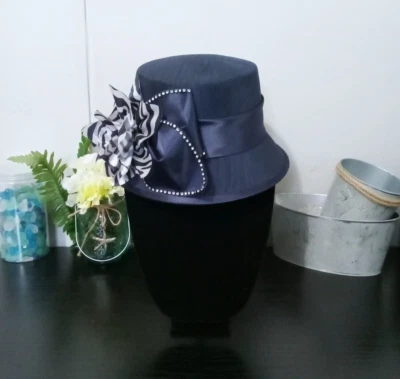 Sombrero de iglesia azul Giovanna Signature con arco grande y piedras de circonita cúbica Foto 1 de 4