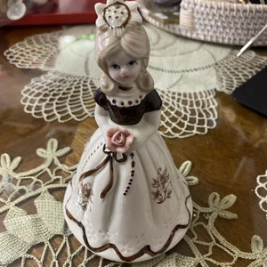 Vintage Brinn & Co "Blumenmädchen" Glocke 5" hoch x 3,5" Durchmesser - Bild 1 von 4