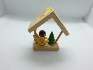 Vintage Erzgebirge Anhänger Weihnachten Engel Krippe Holz grün gelb 6 cm - Bild 1 von 4