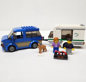 Lego City Set 60117 Furgone e Caravan Camper Camper Quasi Completo con Auto Furgone Blu 2017 - Foto 1 di 14