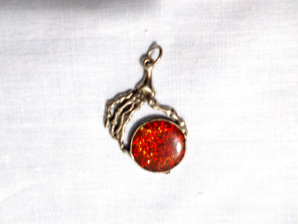 GOTHIC SKELETON BONES HUMAN HAND w RED GLITTER INLAY ORB PEWTER PENDANT NECKLACE - Imagem 1 de 1