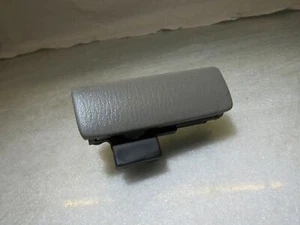 Nissan Elgrand E50 3.2 Armaturenbrett Innenraum Ablage Handschuhfach Griff Entriegelung - Bild 1 von 5