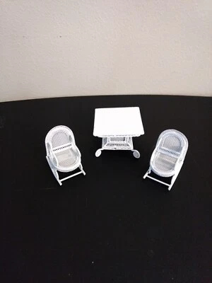 Mesa cuadrada y 2 sillas de mimbre de alambre blanco miniatura para casa de muñecas 1:12 de colección Foto 1 de 4