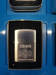 Original * USA Zippo Feuerzeug Neu mit Motiv "Zippo Manufacturing" OVP gebürstet - Bild 1 von 4
