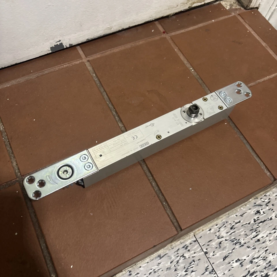 Cierrapuertas ocultas de alta resistencia Geze Boxer2-4, fuego/comercial, 130 kg Foto 1 de 3