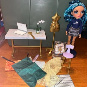 Muñeca de moda Rainbow High Dream & Design Fashion Studio Skyler Bradshaw MGA - Imagen 1 de 15