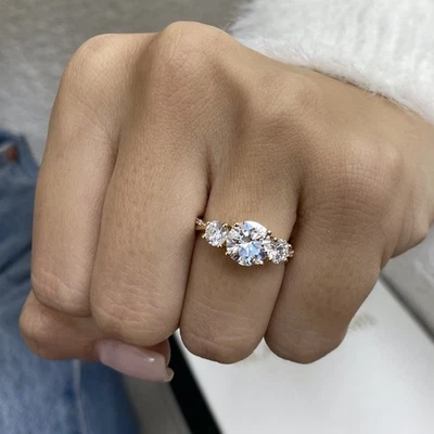 Anillo de diamantes VS1 E IGI certificado redondo 2,2 quilates creado en laboratorio 3 piedras oro amarillo 14K Foto 1 de 4