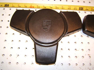 Porsche 83-85 944 y Late 924s TRI volante centro bocina marrón OEM 1 almohadilla Foto 1 de 4