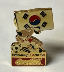 WM 1994 USA Pin ~ Südkorea ~ Maskottchen Stürmer ~ Coca Cola ~ Fußball - Bild 1 von 8