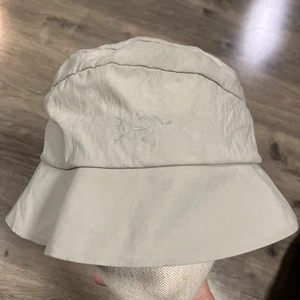 Arcteryx Sinsolo Bucket Hat Size L - XL Beige Khaki Tan Ultra lightweight - Picture 1 of 8