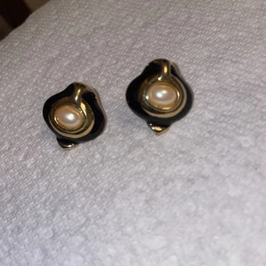 Vtg RICHELIEU Signed Retro Faux Pearl Black Enamel Gold Tone Statement Earrings - Picture 1 of 8