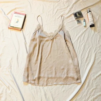 Camiseta sin mangas H&M para mujer EE. UU. 12 correa de espagueti beige con ribete de encaje Cami Foto 1 de 4