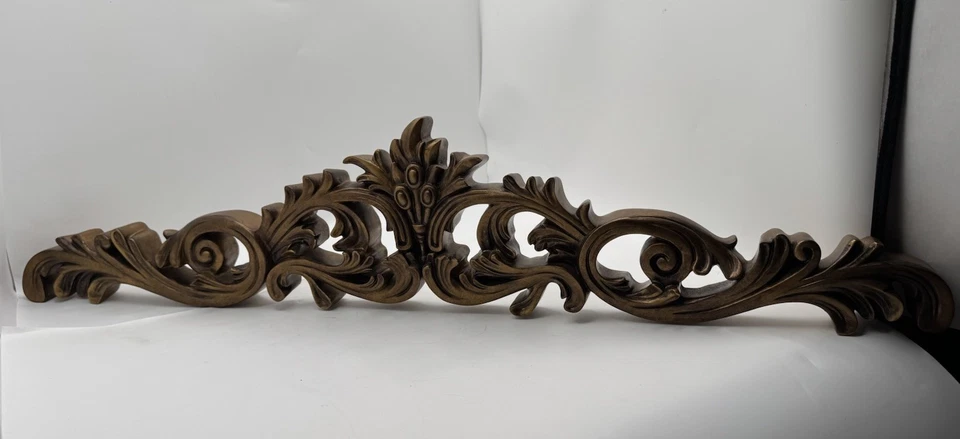 "Aplique decorativo vintage de resina con frontón de pared ornamentado dorado antiguo 33""" Foto 1 de 4