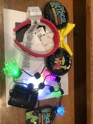 Nuevo con etiquetas Collar Disney Main Street Electrical Parade Loungefly Minnie Ears & Glow Foto 1 de 4