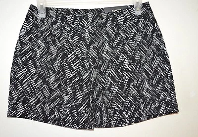 Short casual feminino APT.9 cintura média estampa preta tamanho 8 - Imagem 1 de 3