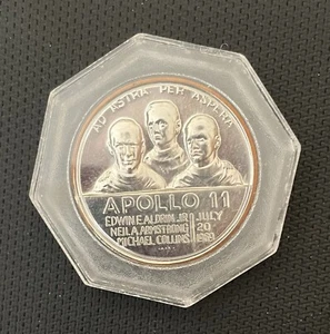 APOLLO 11 LANDING ~ COMMEMORATIVE MEDAL ~ JULY 20, 1969 ~ LOMBARDO MINT ~ NICE ! - Picture 1 of 2