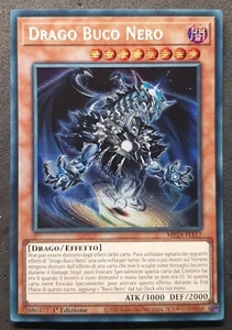 DRAGO BUCO NERO Rara Segreta Prismatica in Italiano MP24-IT117 YUGIOH - Foto 1 di 1