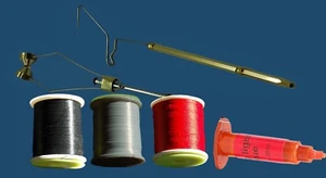 Fliegenbindegarn rot, schwarz, weiß, 5 ml Kleber, Harz, Peitschenfinisher Spulenhalter - Bild 1 von 1