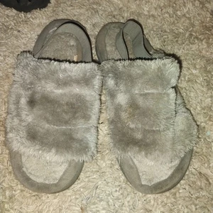 Zapatillas acogedoras grises para mujer con correa de piel y tobillo talla L 8-9 Kohl's Rn#73277  - Imagen 1 de 3