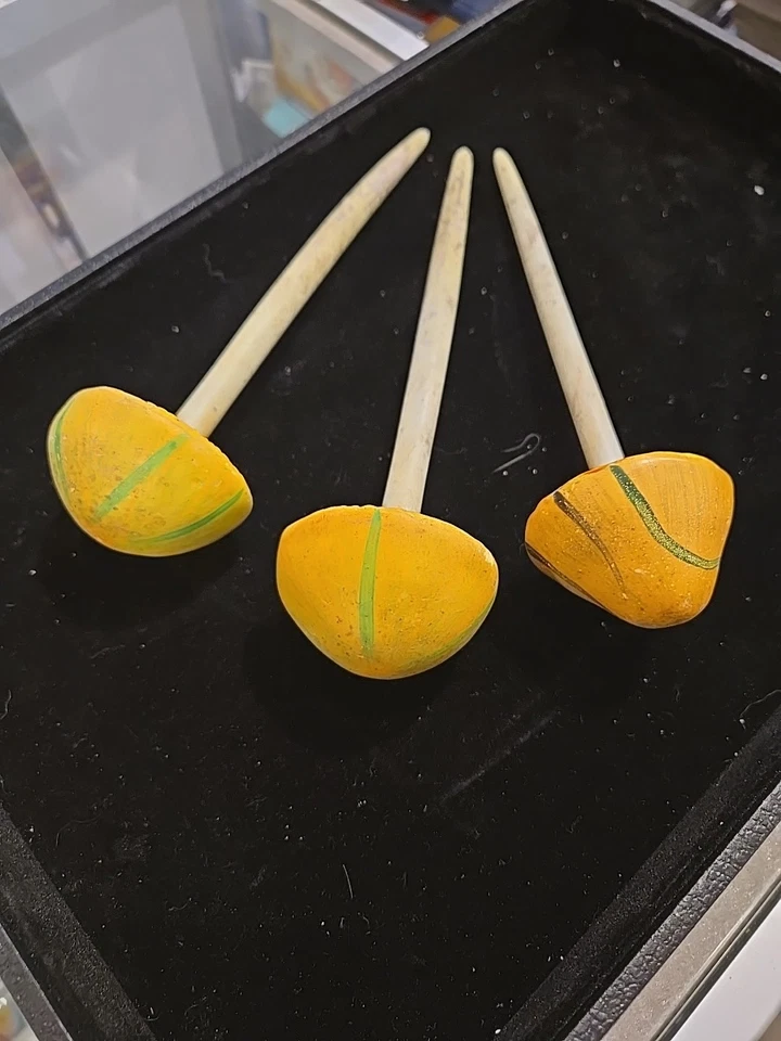 Lote de 3 estacas de jardín de setas de cerámica colorida - jardín encantado amarillo de 8 pulgadas Foto 1 de 2