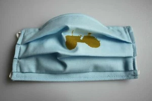 Textil Design Maske waschbar Baumwolle Innenvlies hellblau mit goldenen Traktor  - Bild 1 von 6