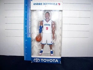 2009 ANDRE IGUODALA POSEABLE ACTION FIGURE PHILADELPHIA 76ERS SGA MINT - Bild 1 von 3