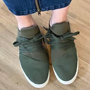 Steve Madden unique green sneakers. sweet design actual size 8 (9.5” long)