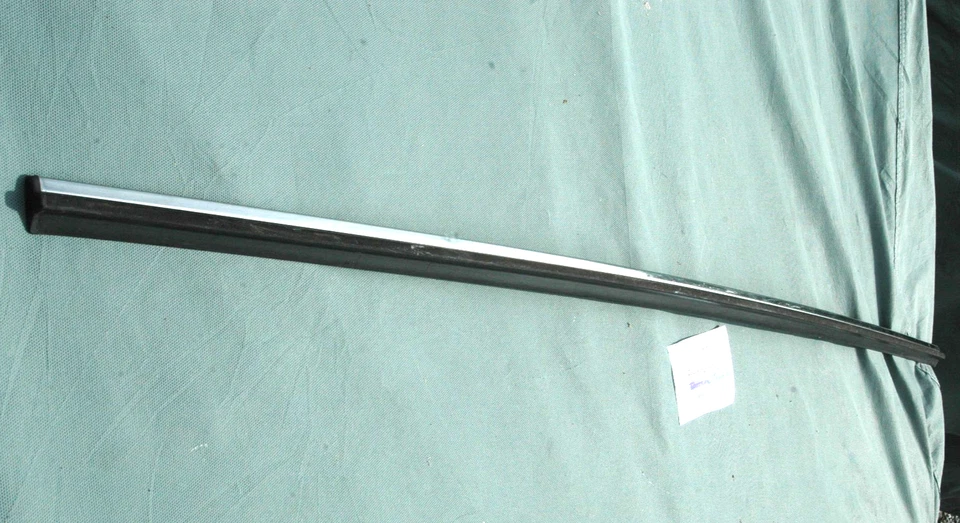 Volvo 240 1985-1993 sedán maletero moldura de impacto/tira de frotamiento OEM Foto 1 de 4