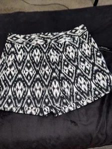 Women’s Size 2 Black And White Shorts By Tahari Arthur S. Levine NWT - Picture 1 of 9