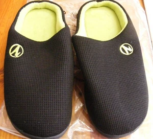 SCHWARZE INDOOR/OUTDOOR UNISEX HAUSSCHUHE MIT GRÜNEM FUTTER - Bild 1 von 3