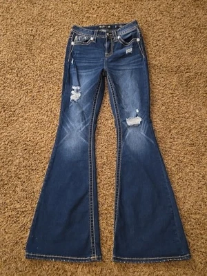 Pantalones de mezclilla Miss Me Heaven para mujer azul tiro alto acampanados adornados elásticos 26x32 Foto 1 de 4