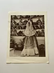 Vintage FRIDA KAHLO Photograph Print POTTERY SHOP STUDIO DRESS RARE FAMOUS WOMAN - Picture 1 of 10