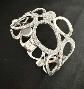 Natasha Manschette offene Kreise breites Armband silberfarben / pave Kristalle - Bild 1 von 4