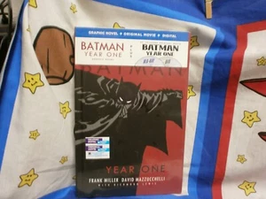Batman: Año Uno Blu-ray Disc DVD 2015 con Batman Año Uno Novela Gráfica NUEVO - Imagen 1 de 1