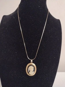 Vintage Carved Cameo Pendant Gold Tone Chain Necklace Jewelry - Picture 1 of 6