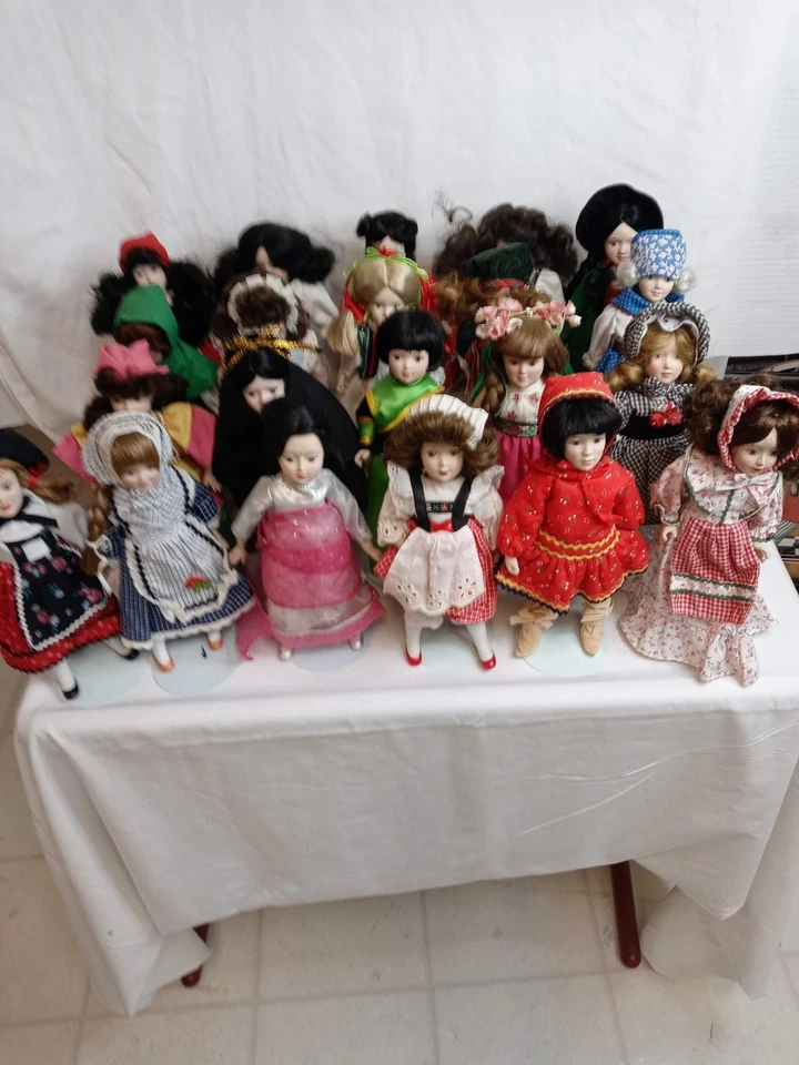 Muñecas de porcelana miniatura vintage alrededor del mundo 9" colección de 21 Foto 1 de 4