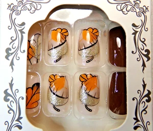 Hermosas uñas naranja y marrón con detalles de hoja de otoño y bellota pegamento en mediano - Imagen 1 de 2