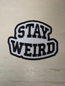 Stay Weird/Lustiger Aufnäher 3,5 Zoll Bügelbild bestickt Applikation Patch - Bild 1 von 1